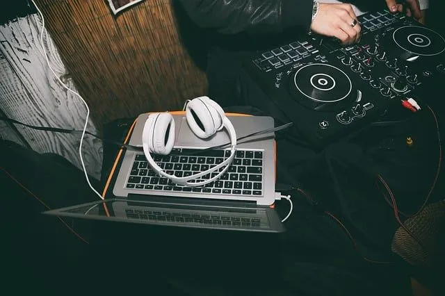 dj-4595492_640.jpg